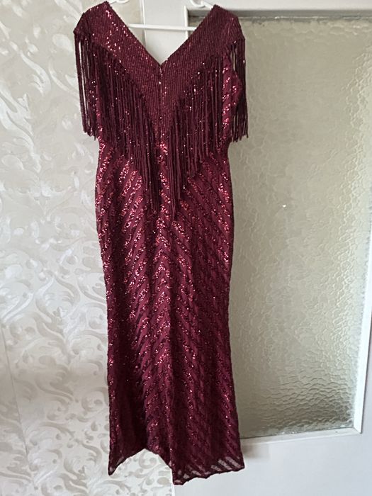 Елегантна червена рокля с ресни