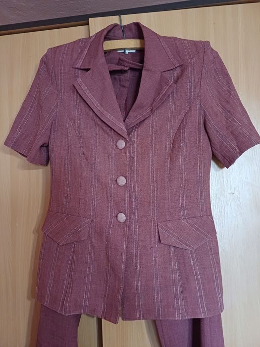 Vand costum cu pantaloni, XL, în stare perfecta