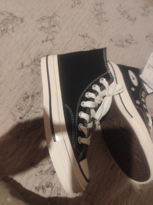 Продам конверсы новые