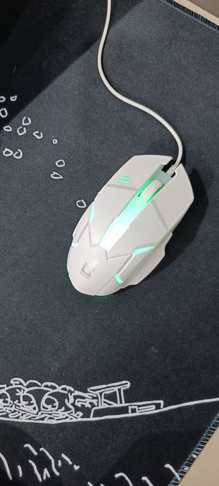 Белая проводная мышь