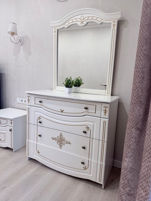 Продам трюмо с зеркалом