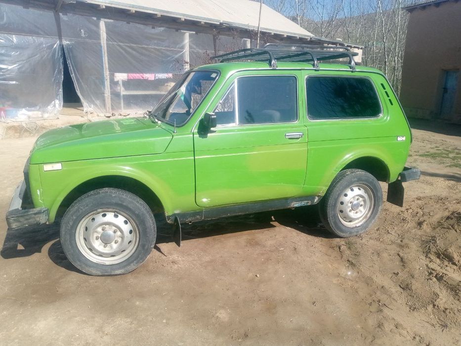 Niva 4x4 avtomobili sotiladi