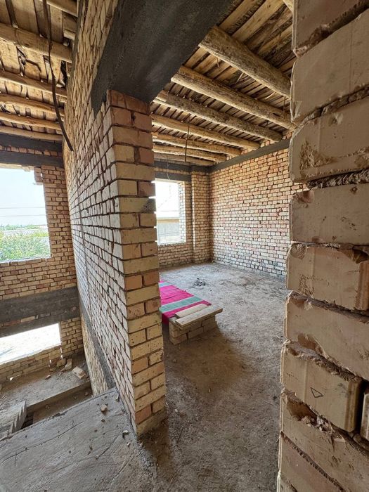 Uy hovli uchaska sotiladi 3sotix fasad 15 m