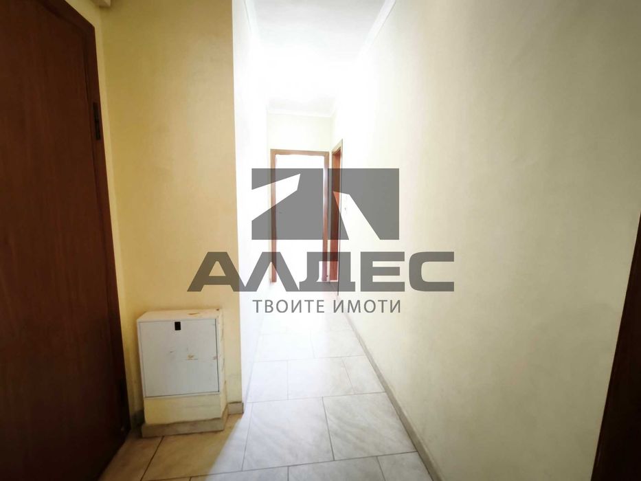 Продава се тухлен двустаен ап. в Зона Б 19!