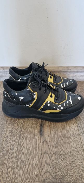 Атрактивни затворени обувки