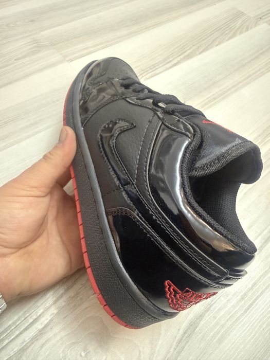 Adidasi / sneakeas air jordan 1