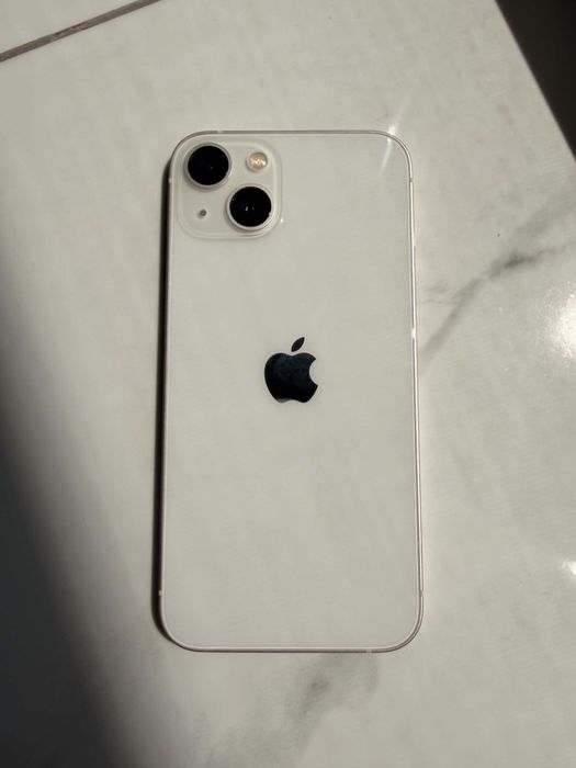 Два телефона iphone 14 и iphone 13