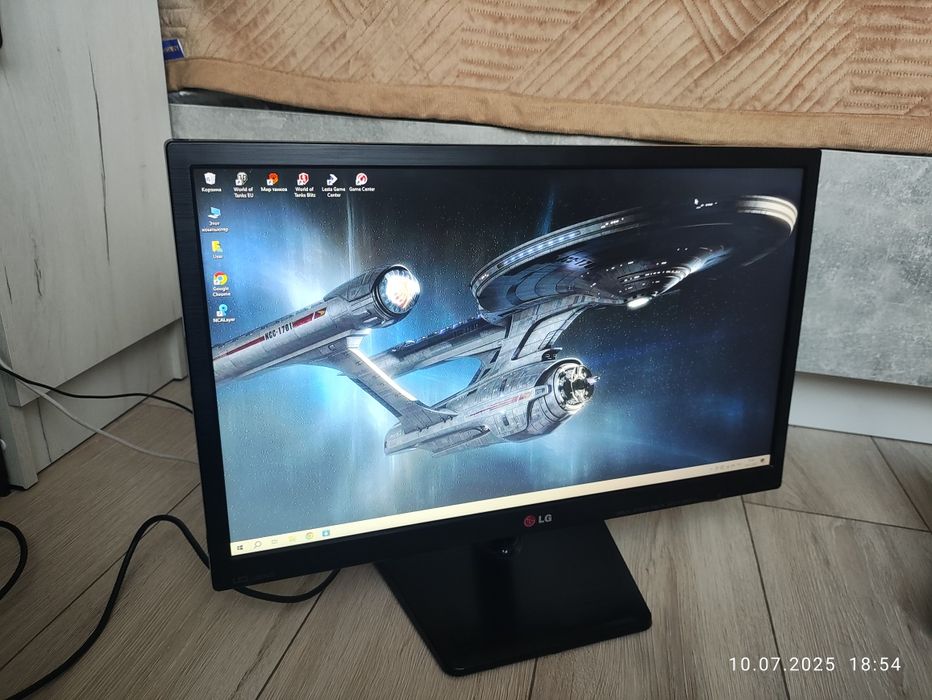 Монитор LG в хорошем состоянии.