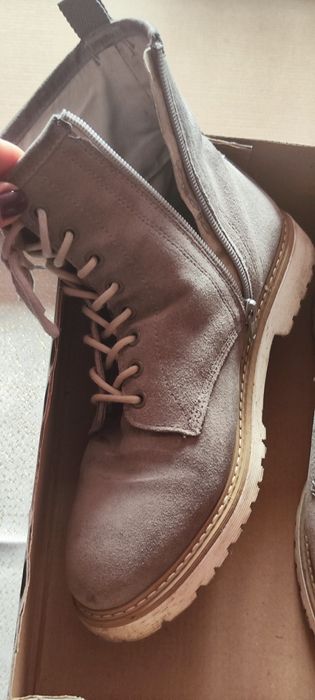 Велурени светли сиви боти с връзки и цип