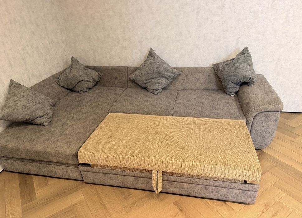 продам диван с 4 подушками (раскладной)
