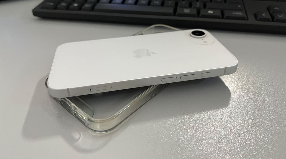 iPhone 16e 128GB Alb - impecabil