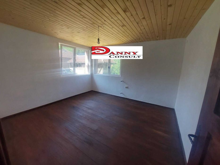 Двуетажна реновирана къща в с. Радевци - Габровски балкан