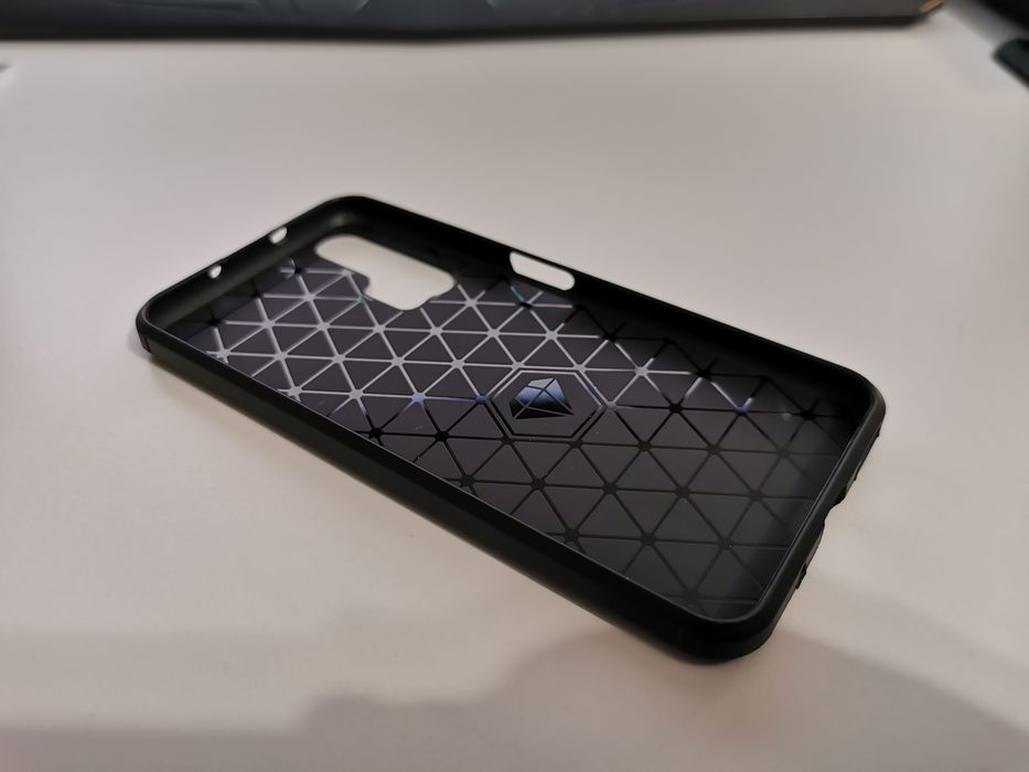 Husa Huawei Nova 5T plastic negru cu tematica brushed metal carbon fib