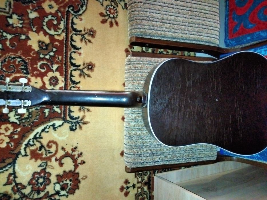 Продается акустическая гитара