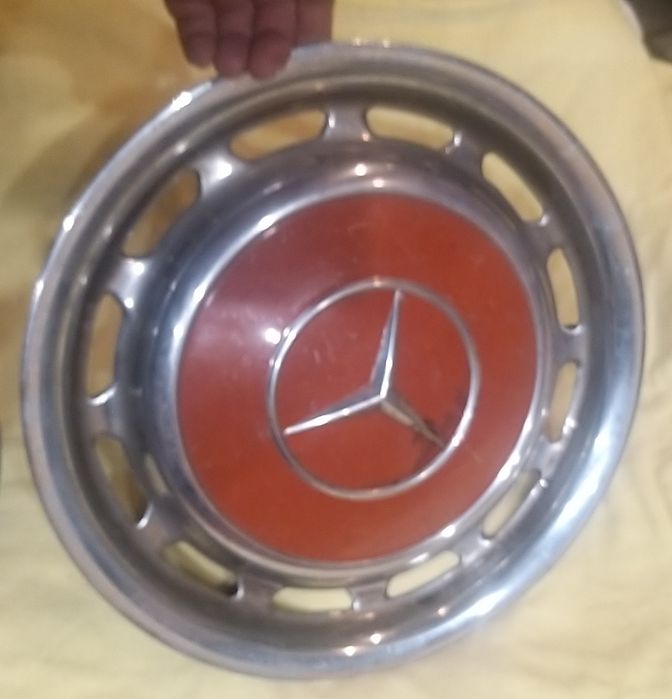 Capace inox Mercedes 4 bucăți două de un fel două diferite