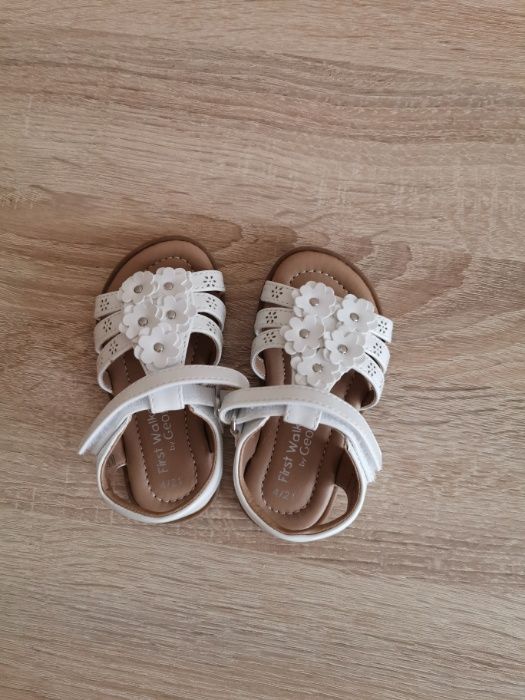 Продавам нови детски сандалки -21 номер