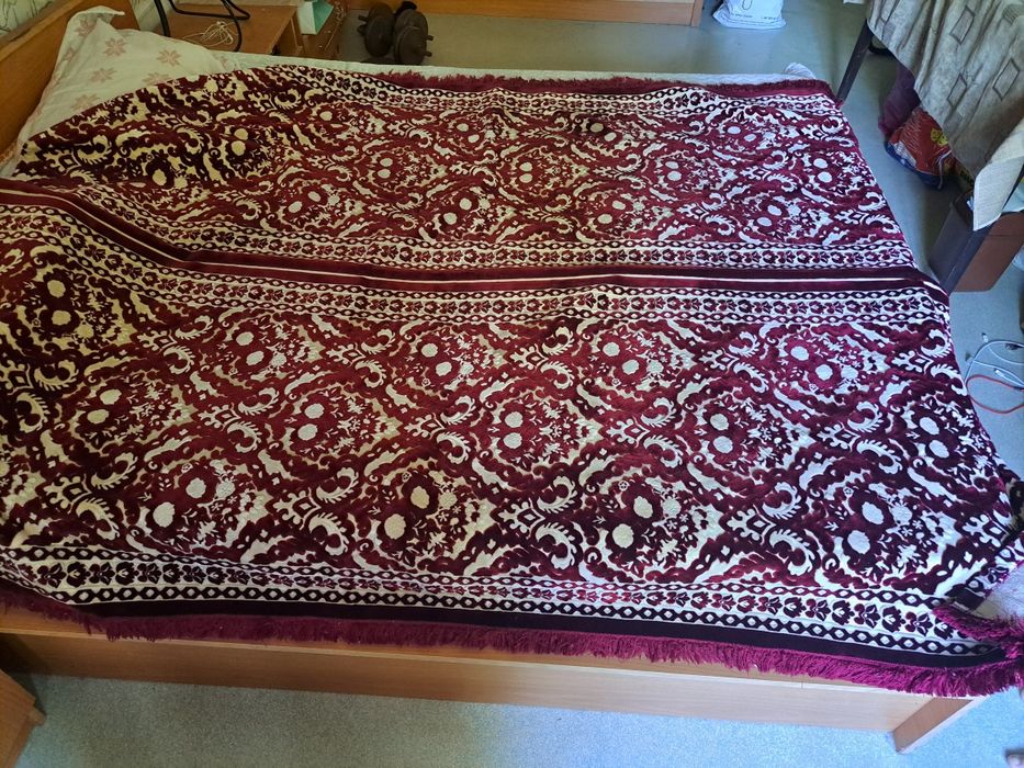 6 подушек и 3 покрывала из бархатный плотной ткани