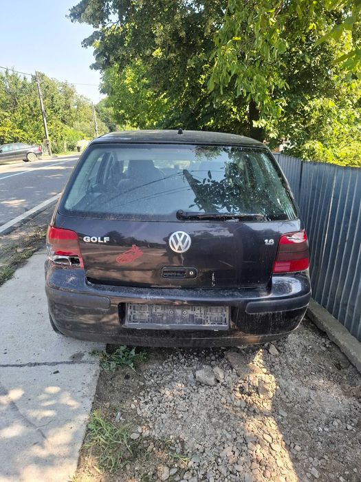 Golf 4 avariat pe partea din spate. Masina este buna. Poate fi reparata si se poate circula cu ea, nu este doar pentru piese auto.