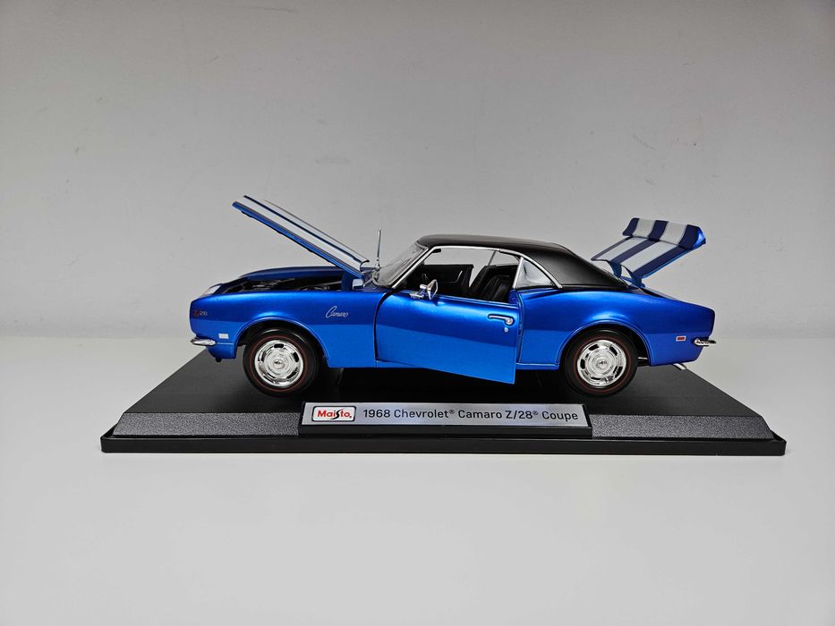 Vand colectie machete auto Camaro vs Mustang scara 1:18