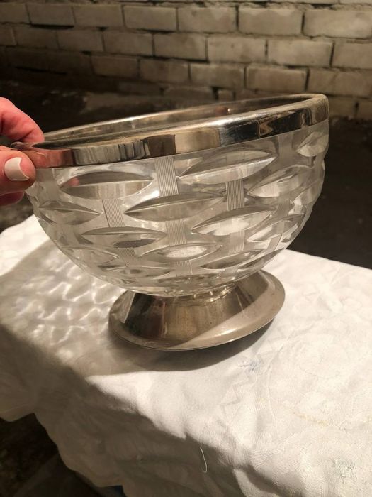 Продаю хрустальную вазу с металлическим ободком