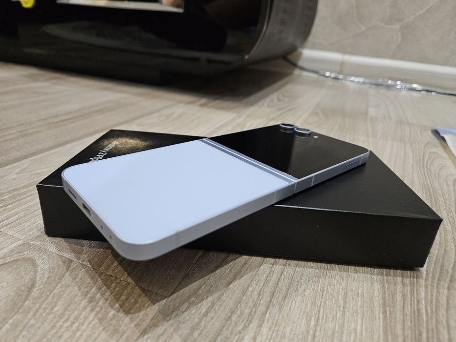 Продам Samsung Galaxy Z Flip 6 12/256