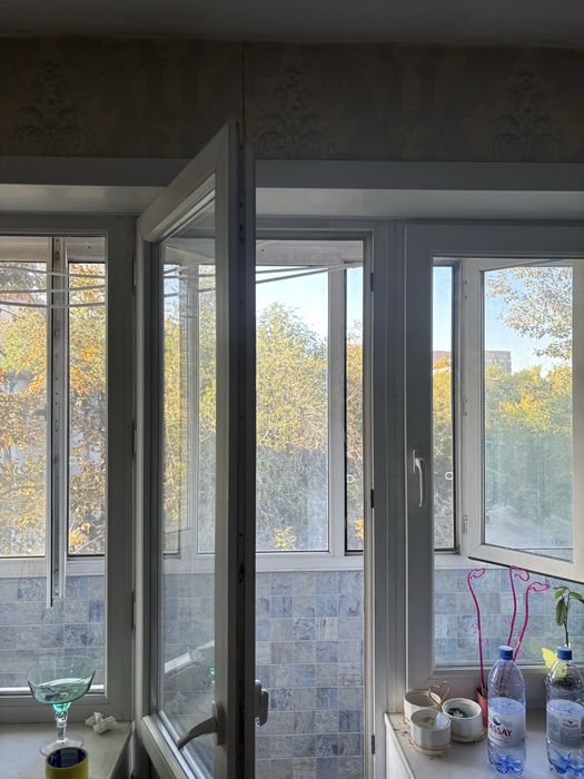 Продам б/у поастиковую дверь с рамой
