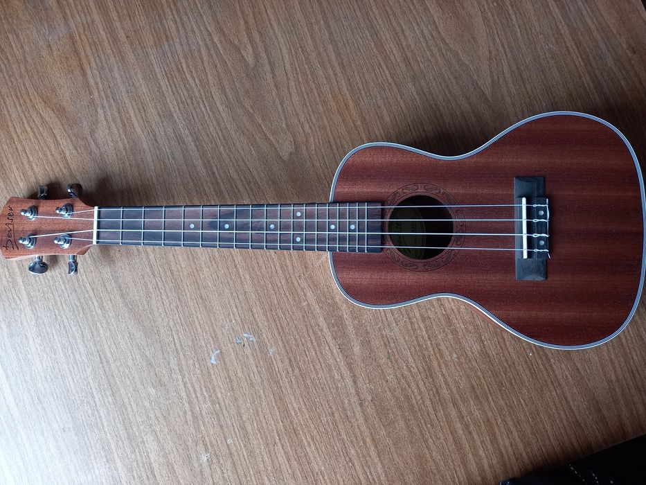 Продам укулеле концерт Deviser