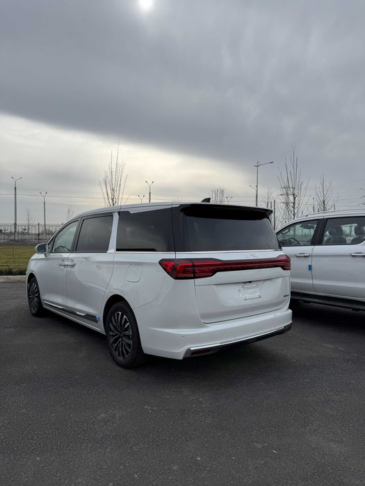 JAC RF8 - premium darajadagi miniven