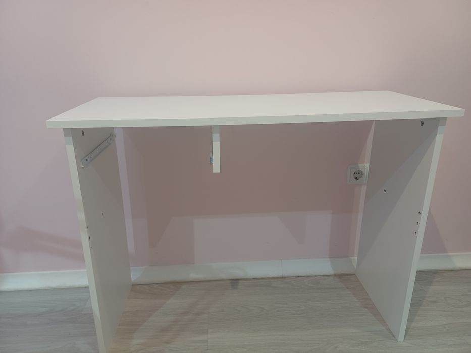 Бяло бюро jysk-40/100см. с едно бяло чекмедже.