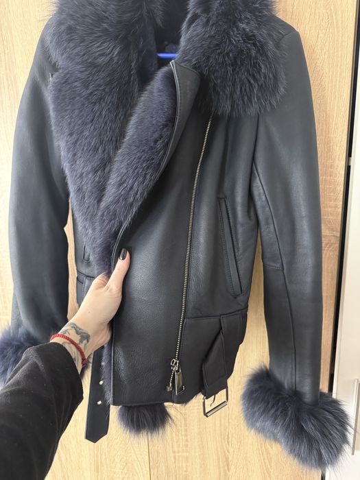 Тъмно синьо яке от естествена кожа агнешка кожа и естествен косъм