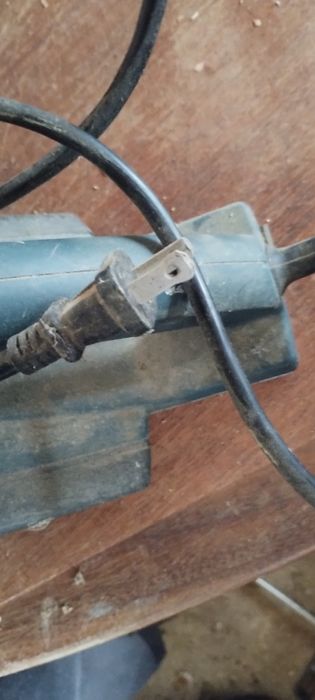 Vând rindea electrică black decker