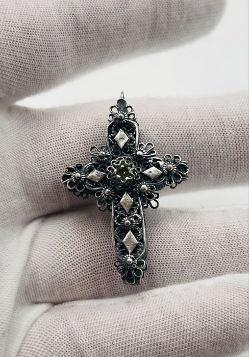 Филигранен сребърен кръст с полускъпоценен камък цитрин