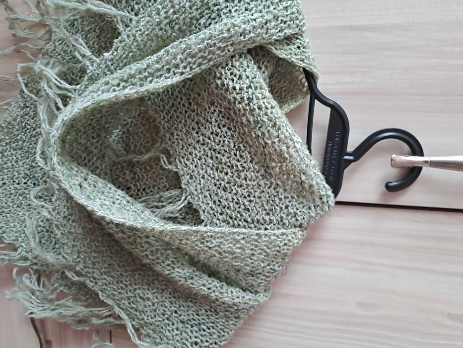 Дамски плетен триъгълен шал с ресни