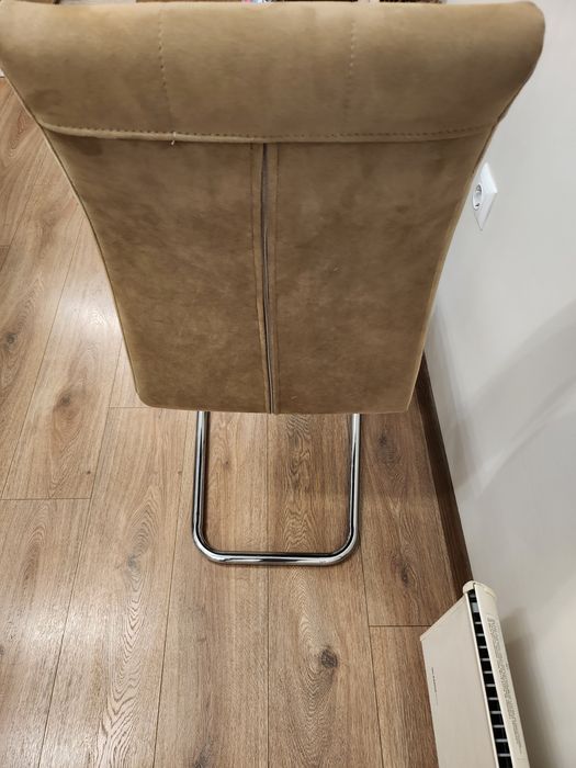 Трапезни столове.Два бели и два кафяви.