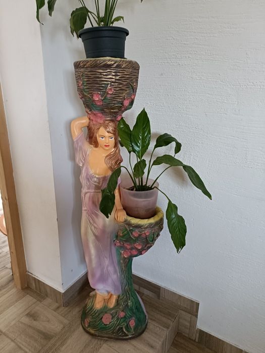 Statuete pentru flori de interior.