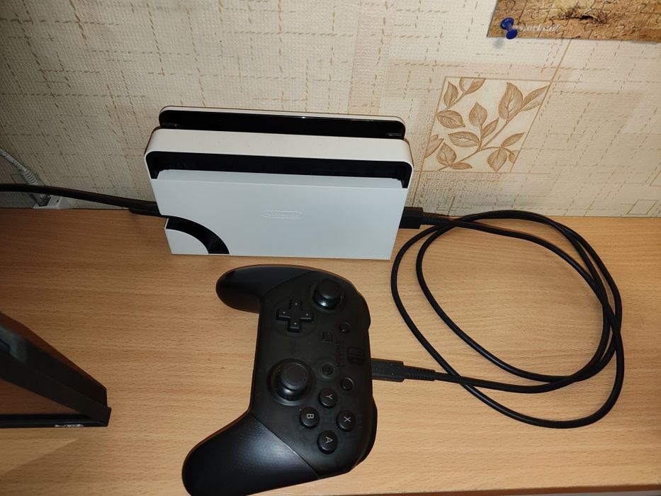 Продам Nintendo switch oled +256 гб карта памяти.