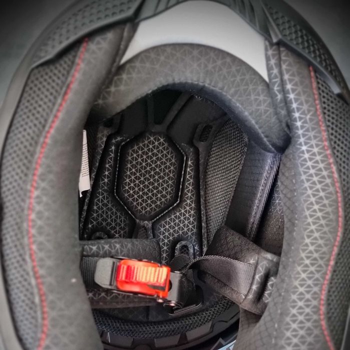 Каска за мотор WLT Matt Black Red с вградени очила.