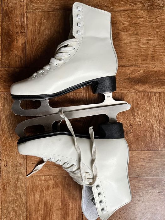 Продам фигурные коньки