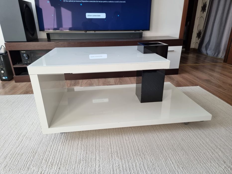 Masa din pal alb cu sticla