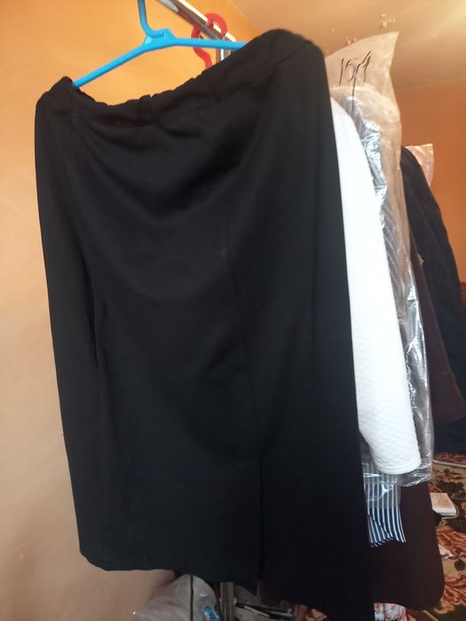 Черная юбка под колено