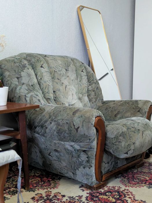 Два мягких кресла за символическую сумму
