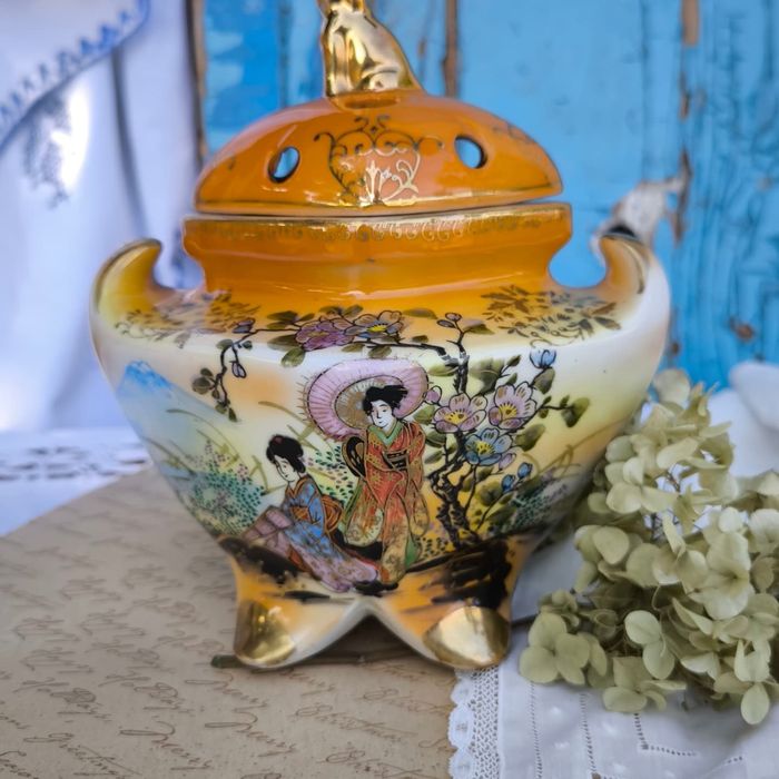 Японски порцеланов съд с капак( арома/ тамян)