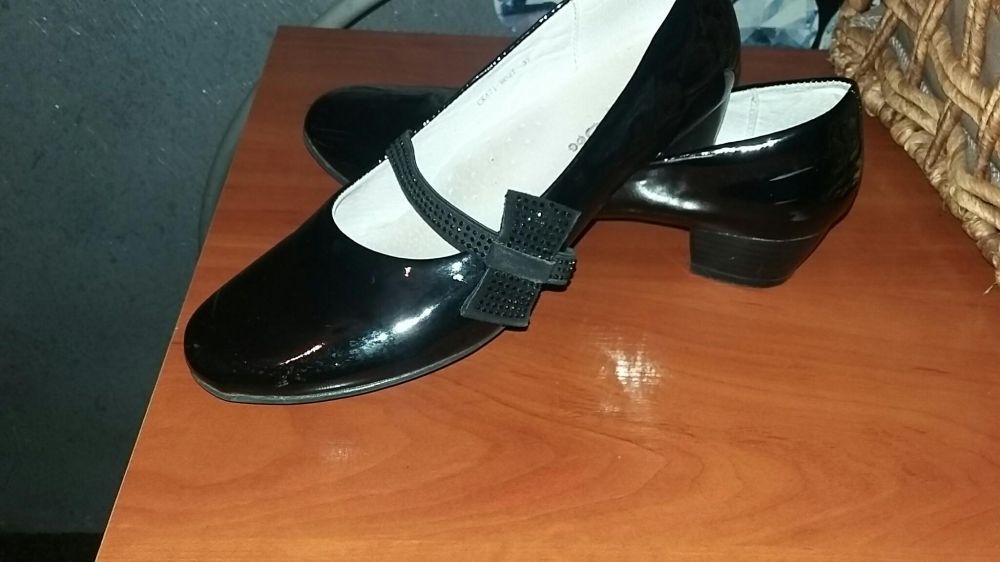 Продам туфли лаковые