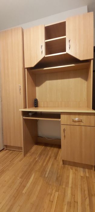 Birou cu dulap deasupra și multe spații utile