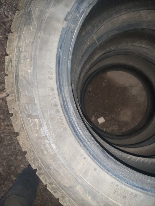 Продам зимние шипованные 215/60/16