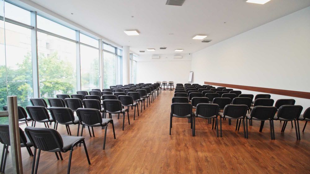 Spațiu de Închiriat pentru Sediu Companie & Showroom | Bacău zonă centrală | Parcare privată