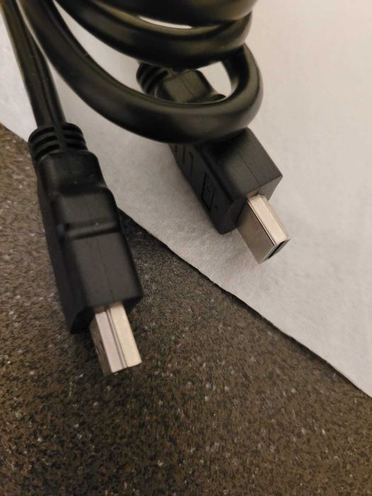 Cablu HDMI (High-Definition Multimedia Interface).