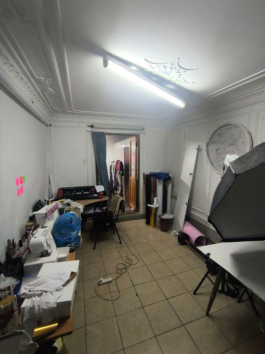 Помещении вдоль дороги