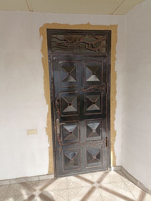 Сотилади темир эшик холати зур уринмаган синмаган  3 милёнга бераман