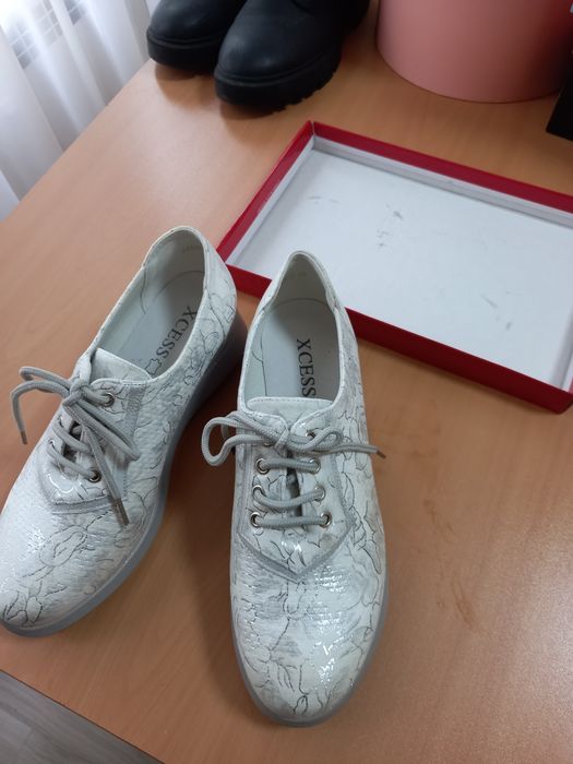 Продавам бели  затворени обувки носени два пъти